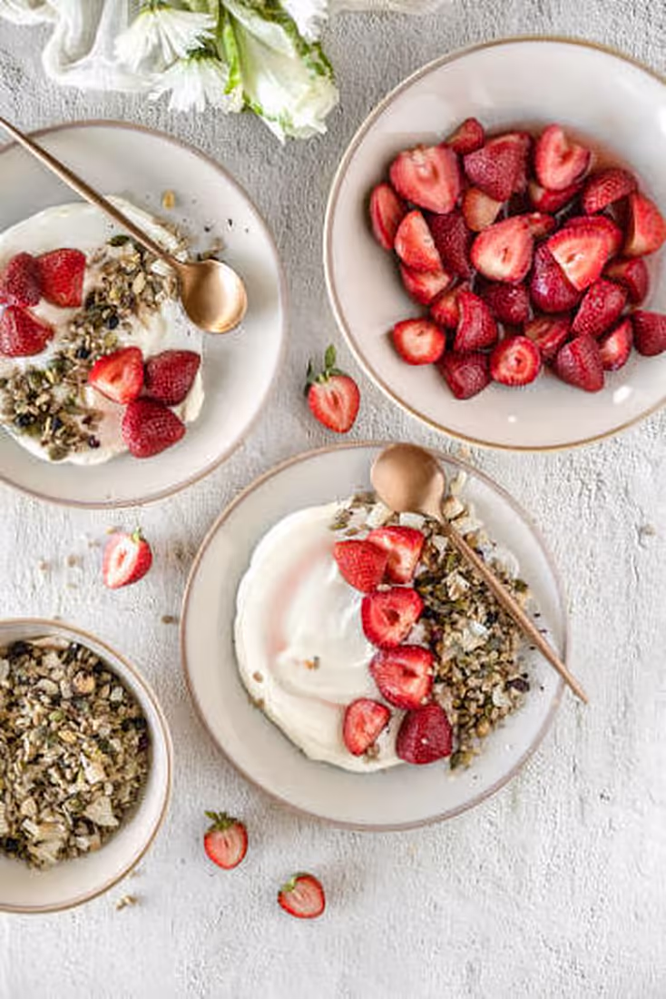 Yogur con granola y fresas